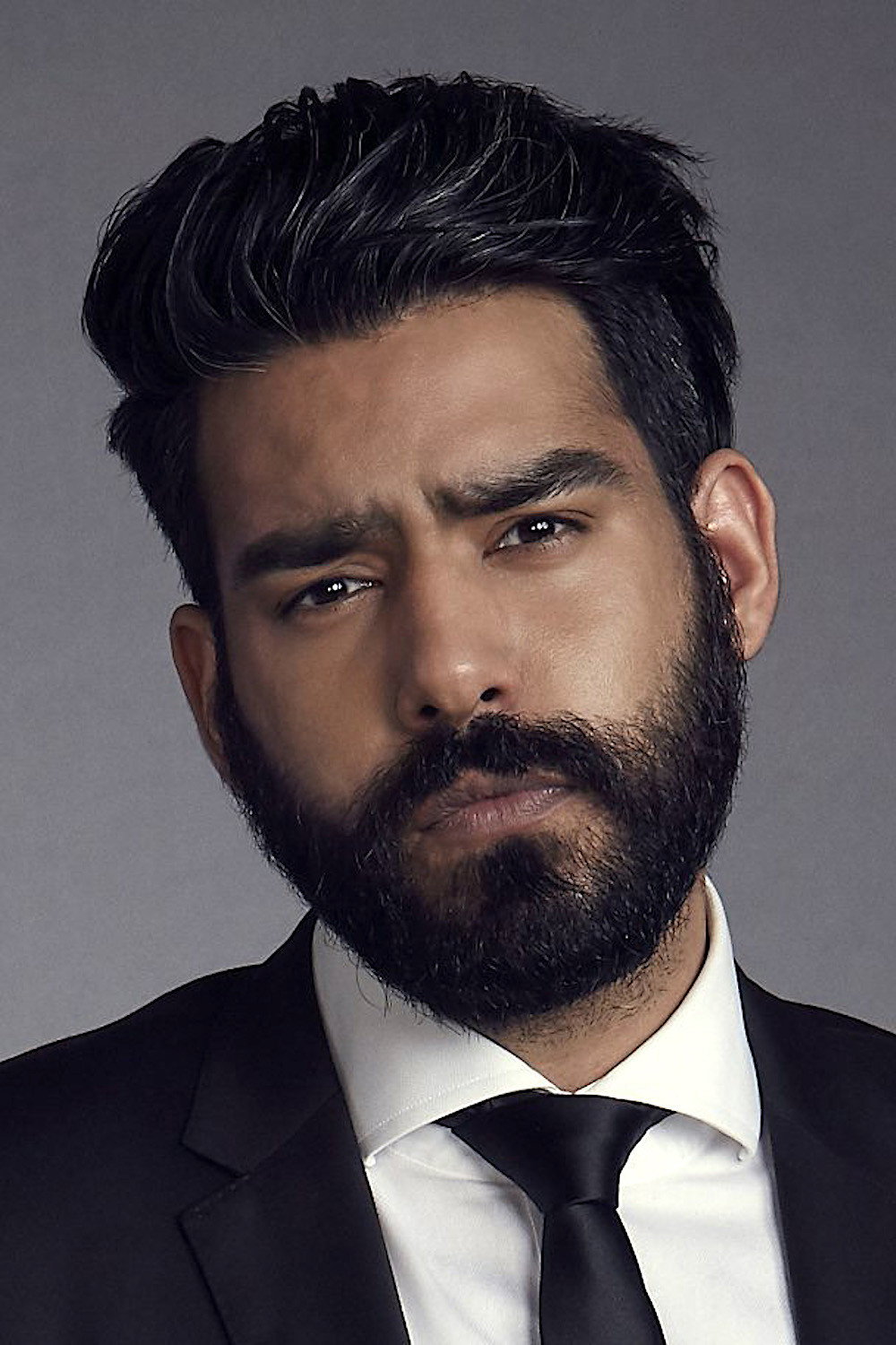 Rahul Kohli as Sheriff Hassan in Missa da Meia-Noite