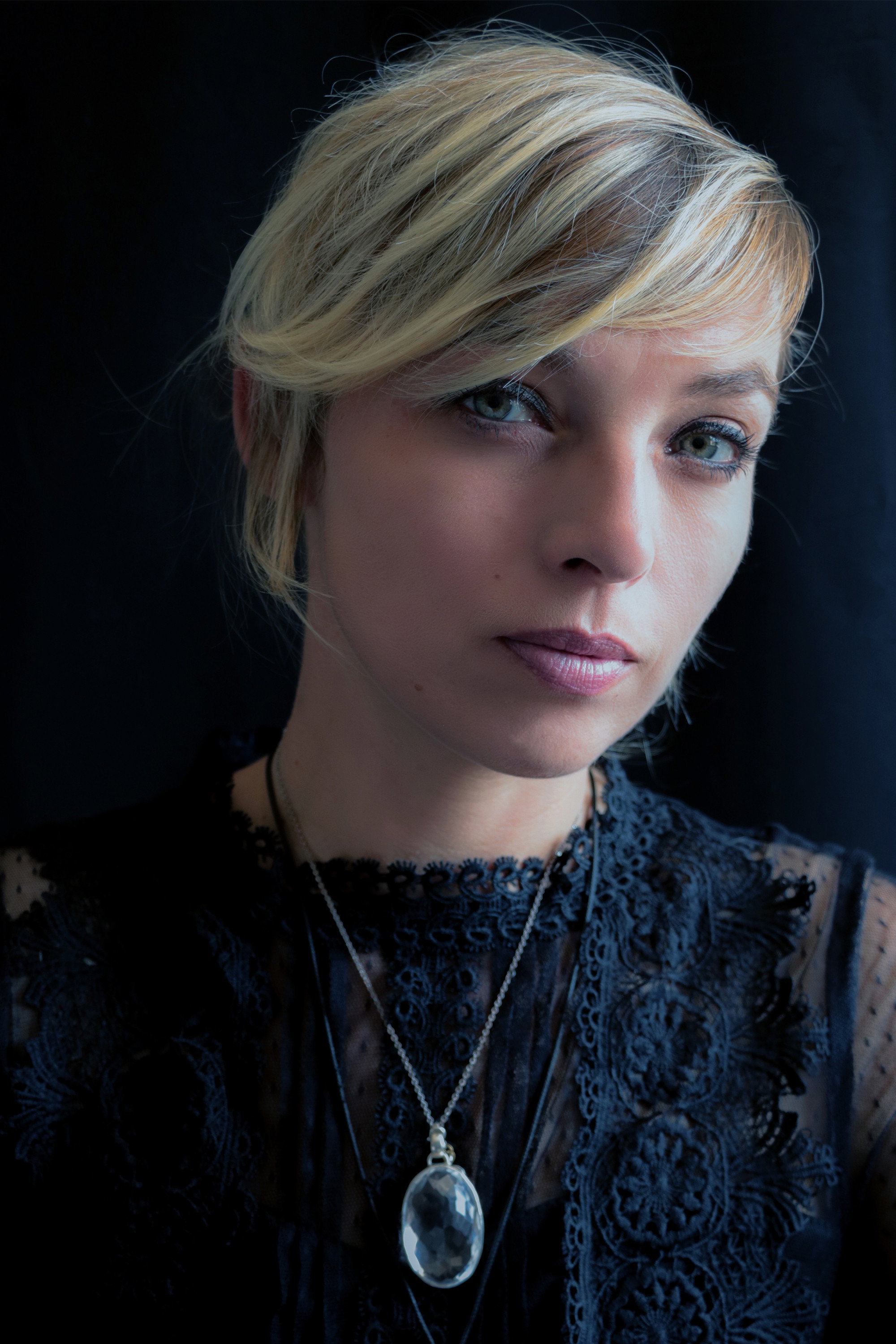 Sandy Lakdar as Marie in Bertrand.çacom