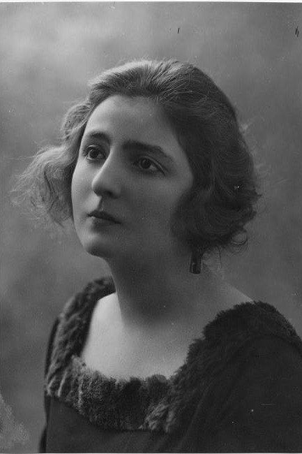 Hélène Darly as Régine de Bettigny in The House of Mystery