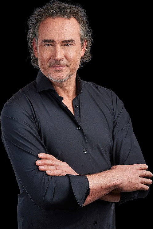 Jeroen Nieuwenhuize as Self (voice) in The Big Show met Ruben Nicolai