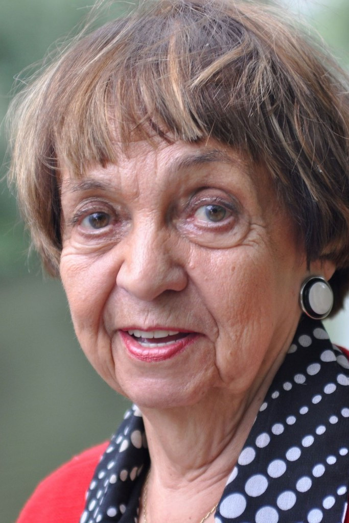 Us Conradi as Frau Klapphut in Familie Lotzmann auf den Barrikaden