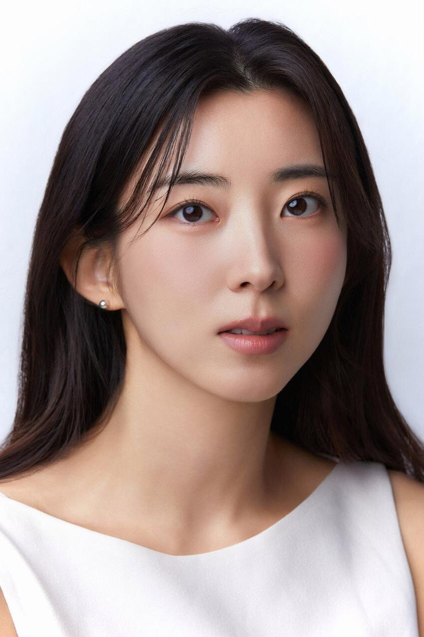 권소현 as Han Yi-jin in Love In Sync