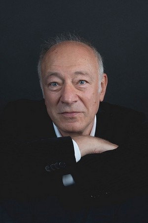 Simon Bakhouche as Gilbert in Textiles
