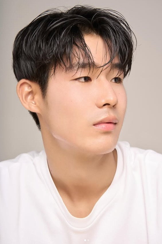 Jae Woo Yang as Kang in Sigue mi voz