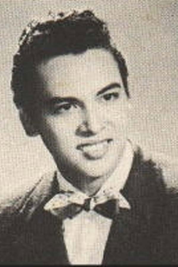 Carlos Padilla Jr. as Alberto in Malvarosa