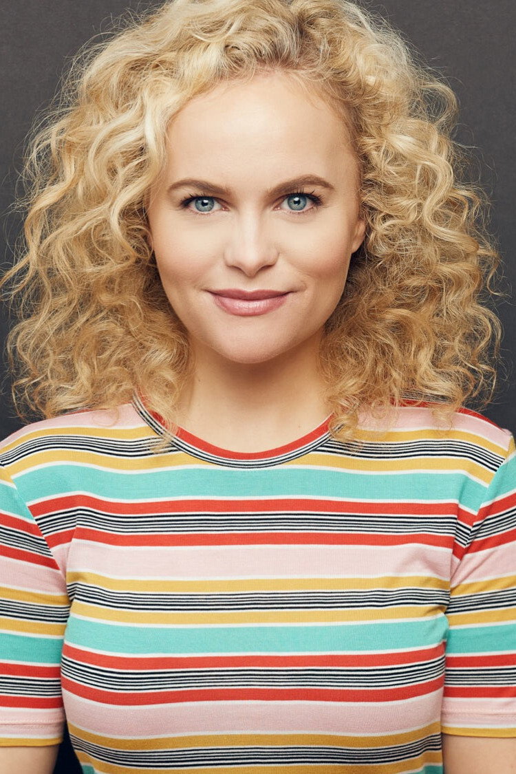 Amanda Jane Cooper as Beth in Cavemen
