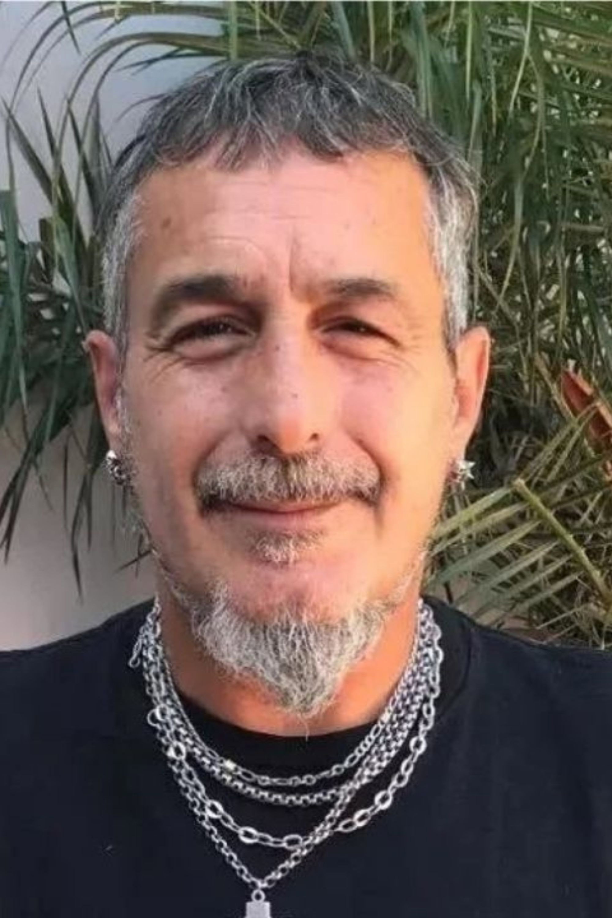 Martín Fabio as Mono in Kapanga Todoterreno