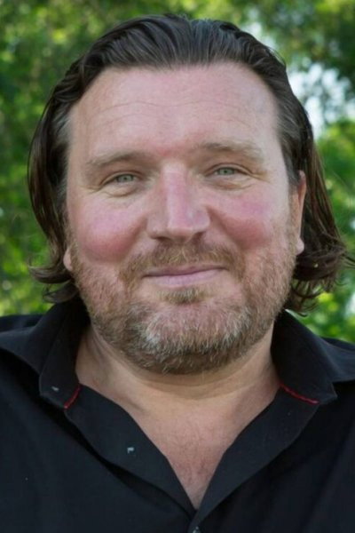 Troels Skjærbæk as Musiker in Niels Hausgaard: Live i Cirkusbygningen