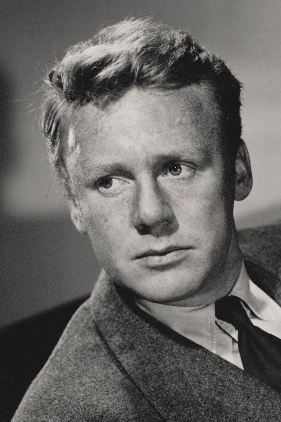Van Johnson as Air Marshal George Taylor in Eagles Over London