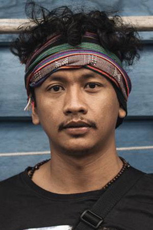 Erick Estrada as Tessy in Srimulat: Hil Yang Mustahal – Babak Pertama