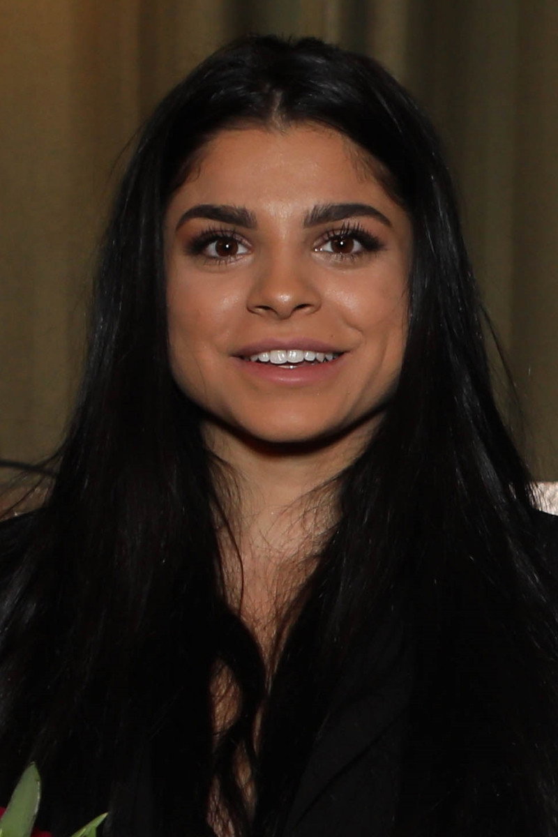 Andreea Petre as Raluca Dumitru in Arestat la domiciliu