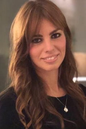 Martina Longo as la giovane donna in La Fine