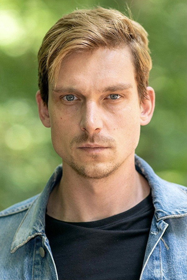 Daniel Sträßer as Fynn in Mostly Minimalistic