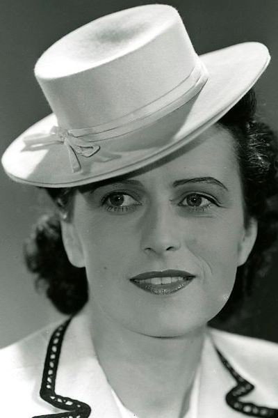 Beatrice Bonnesen as Fru Mona Løwe in Tretten Aar