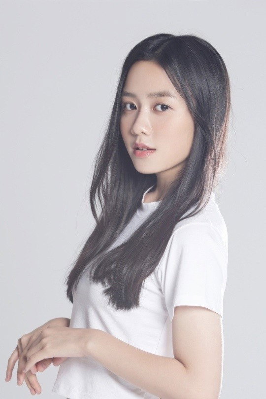 신수연 as Hwang Min Ji in Late Blossom