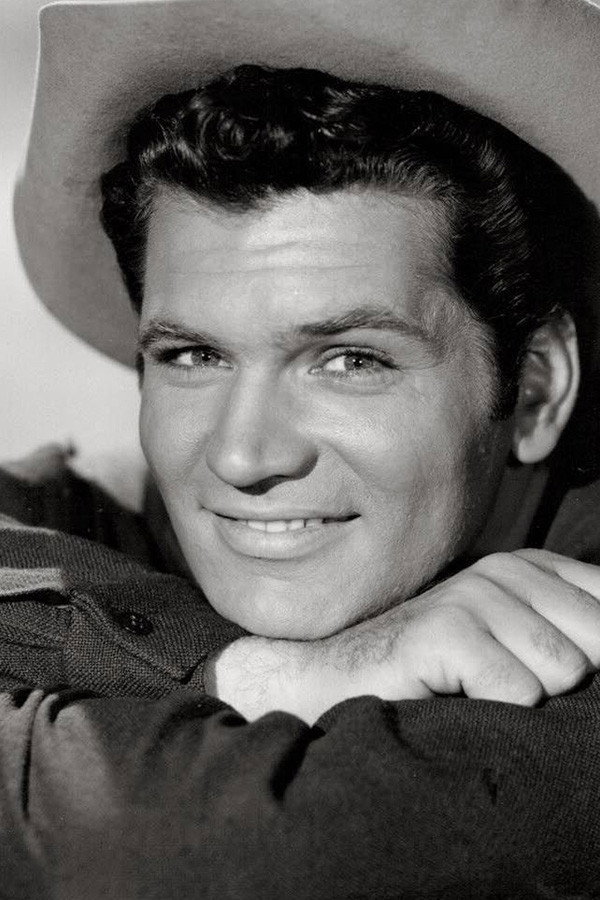 Bruce Yarnell as Hippolyte in Irma la Douce