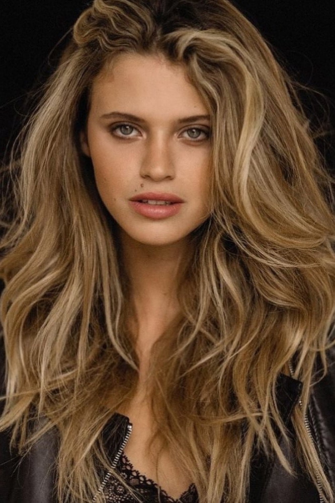 Matilde Reymão as Clara "Cacau" Coutinho in Cacau