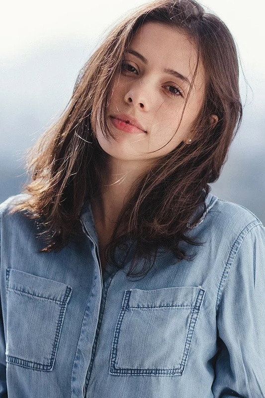 Nayara Castro as Anice in Raquel 1:1