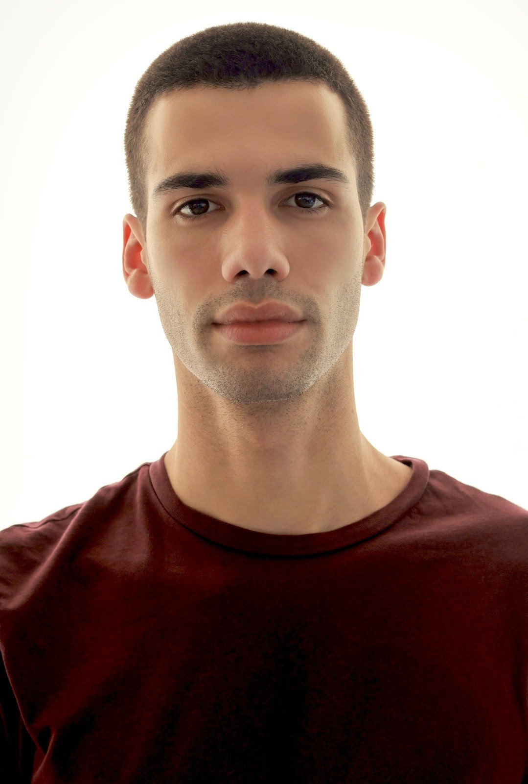 Pedro Tavares as Simão in Entre Silêncios