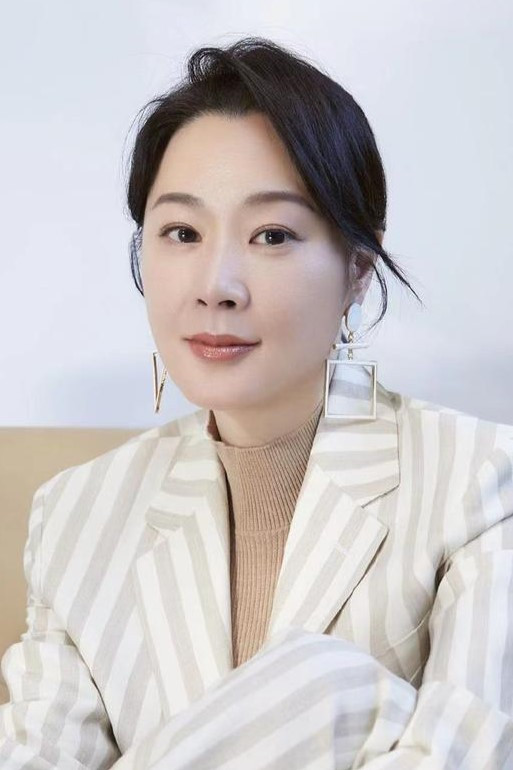 April Hou as 慕容九 in The Legendary Siblings