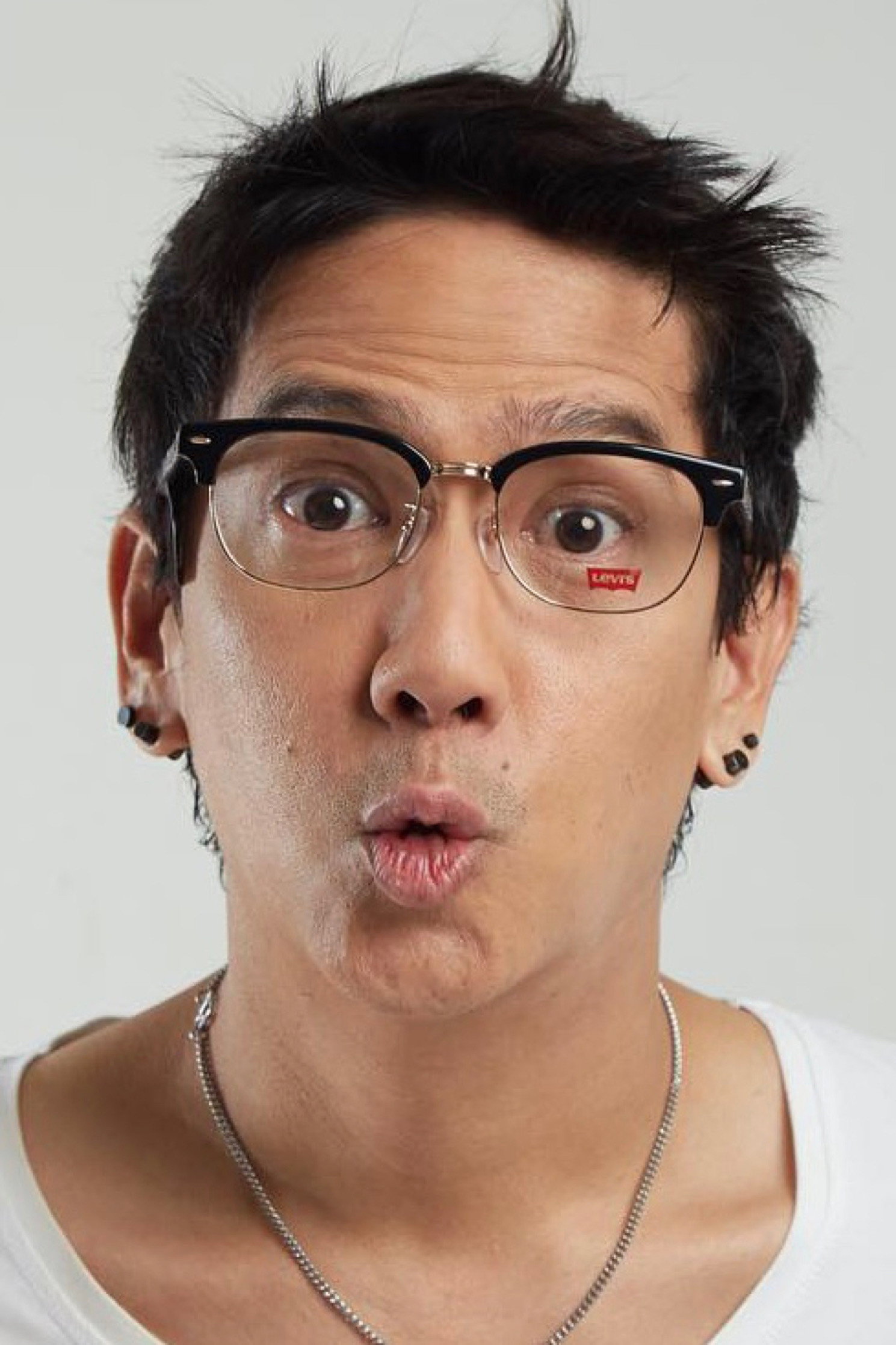 Paopon Thephasdin as Ken in Video Clip