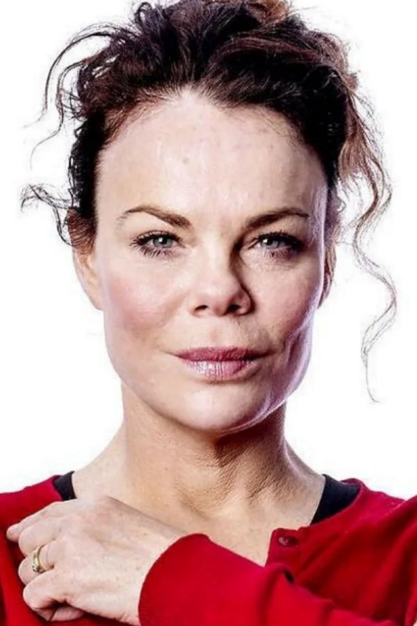 Ditte Okman as Vært in Sladderhistorie