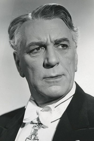 Poul Reumert as Dr.med. Hans Ellekær in Affæren Birte