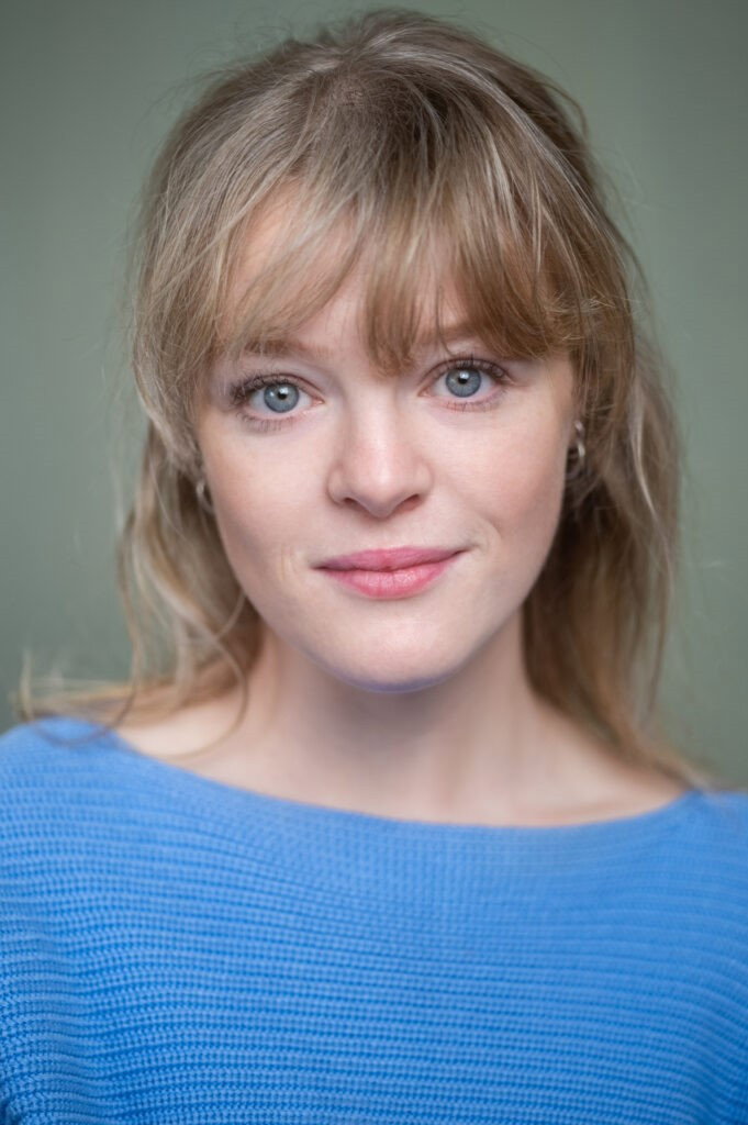 Aine Flanagan as Ella in The Fires