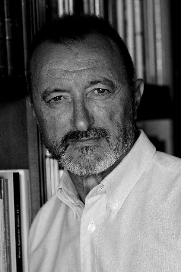Arturo Pérez-Reverte as Self in The Eyes of War