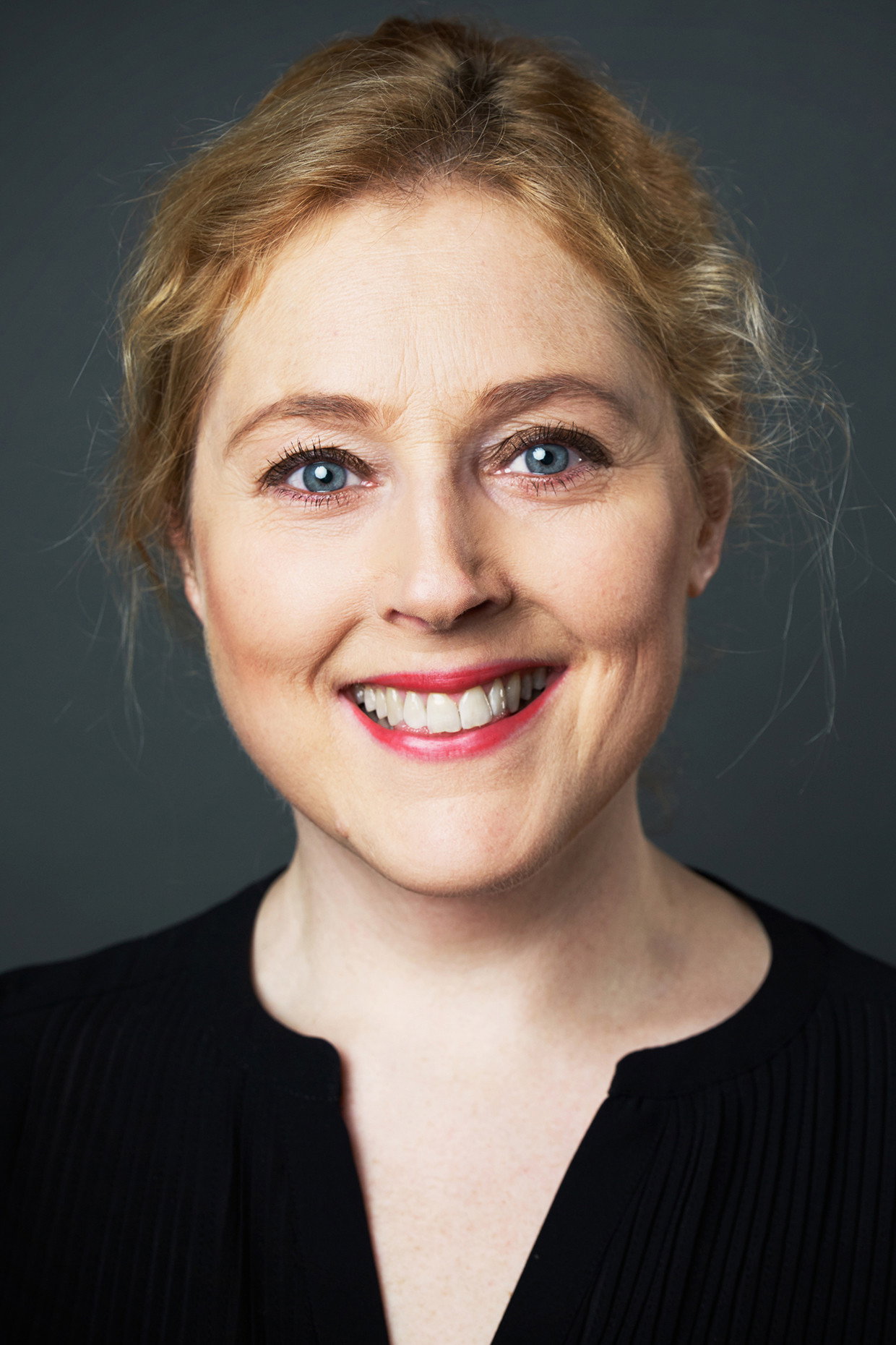 Hanna Dorsin as Self - Narrator in Lysande Jönssonligan - 40 år