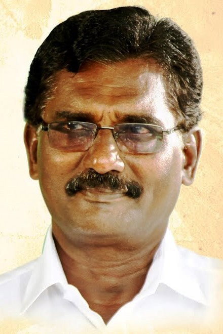Vela Ramamoorthy as Aanamalaiyar in Paayum Oli Nee Yenakku