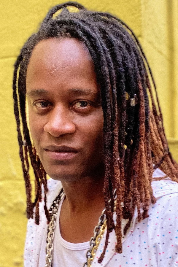 Toni Garrido as Frazão in Uma Rosa com Amor
