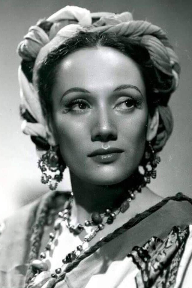 Estela Inda as Raquel in Santa