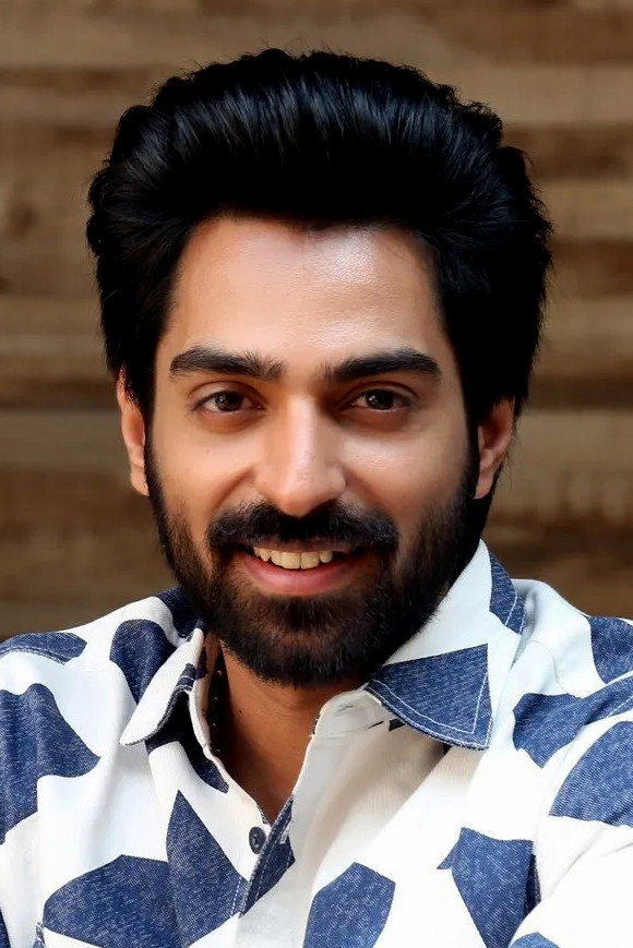 Shiva Kandukuri as Subbu in Devika & Danny