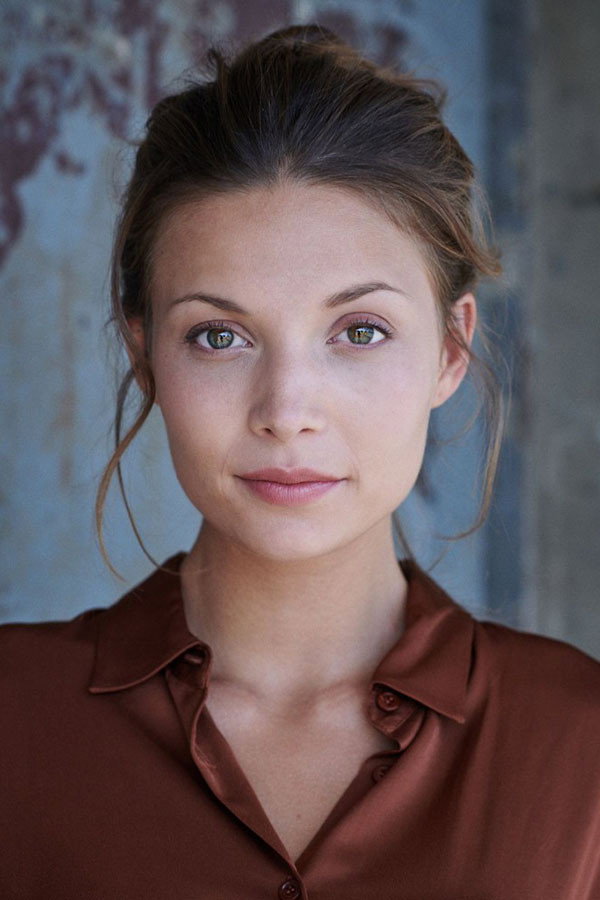 Lena Meckel as Elle in Un/Dressed