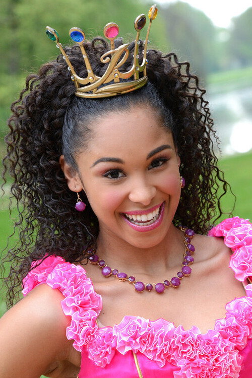 Désirée Viola as Prinses Roos in Prinsessia: Het Prinselijke Bal