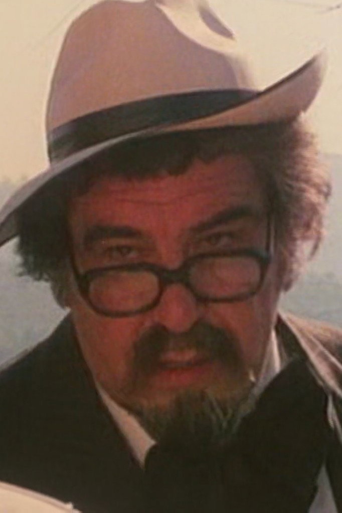 Giuseppe Carbone as Il notaio in La figliastra - Storia di corna e di passioni