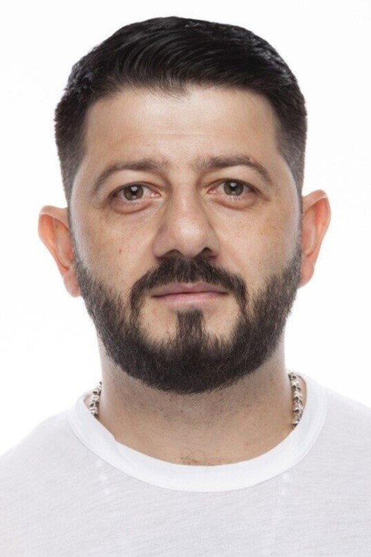 Михаил Галустян as Self - Host in Звёзды в Африке