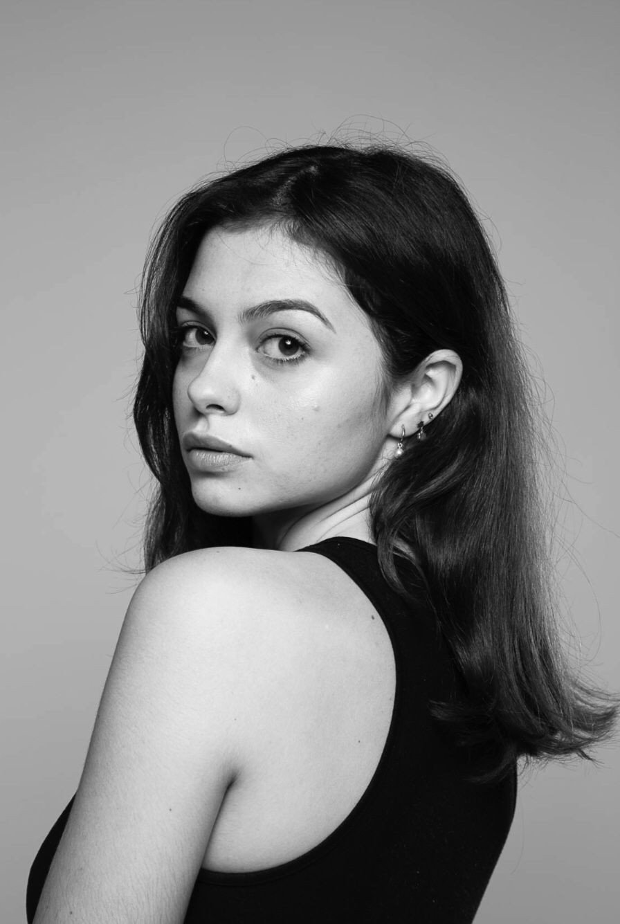 Elena Marchal as Irene (hermana) in Sin Señal