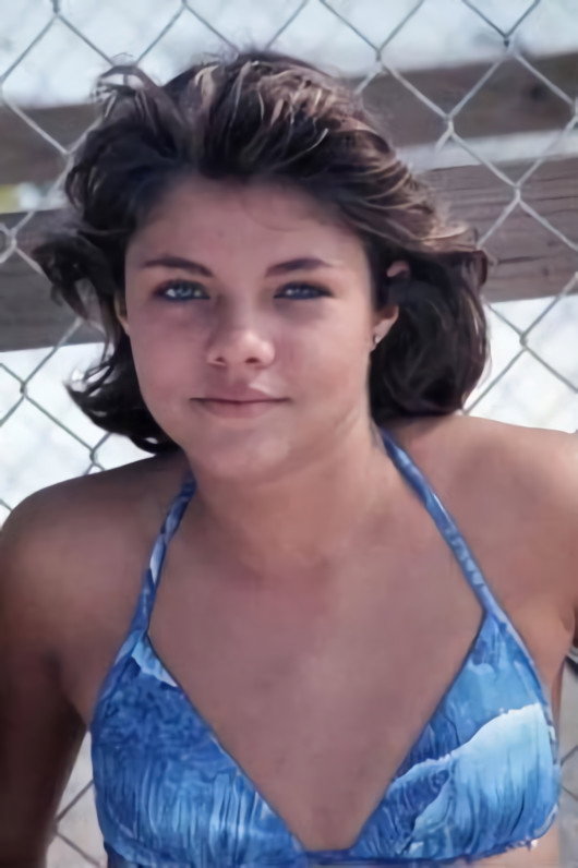 Donna Wilkes as Alison Fales in Schizoid