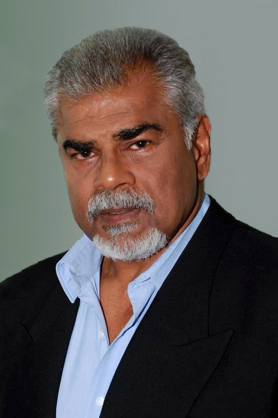 Sharat Saxena as Satish in The Great New Wonderful