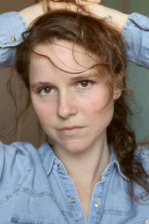 Flore Vannier-Moreau as Elsa in Saint-Jacques… La Mecque