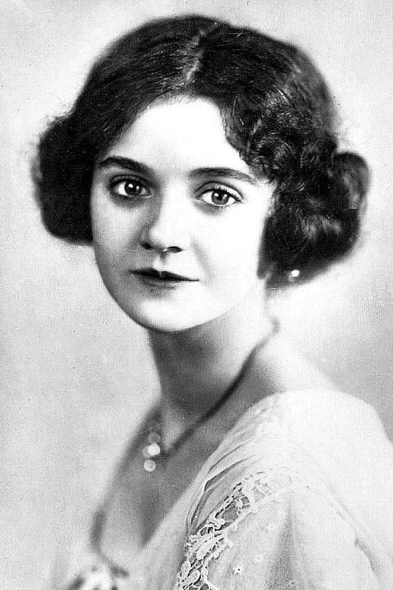 Mary Odette as Mädchen aus der Gasse Emilie Gräbert in The Morals of the Alley