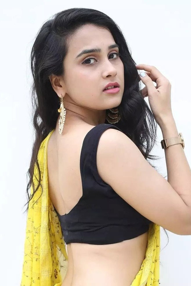 Anushka Kaushik as Manju in Khayali Pulao