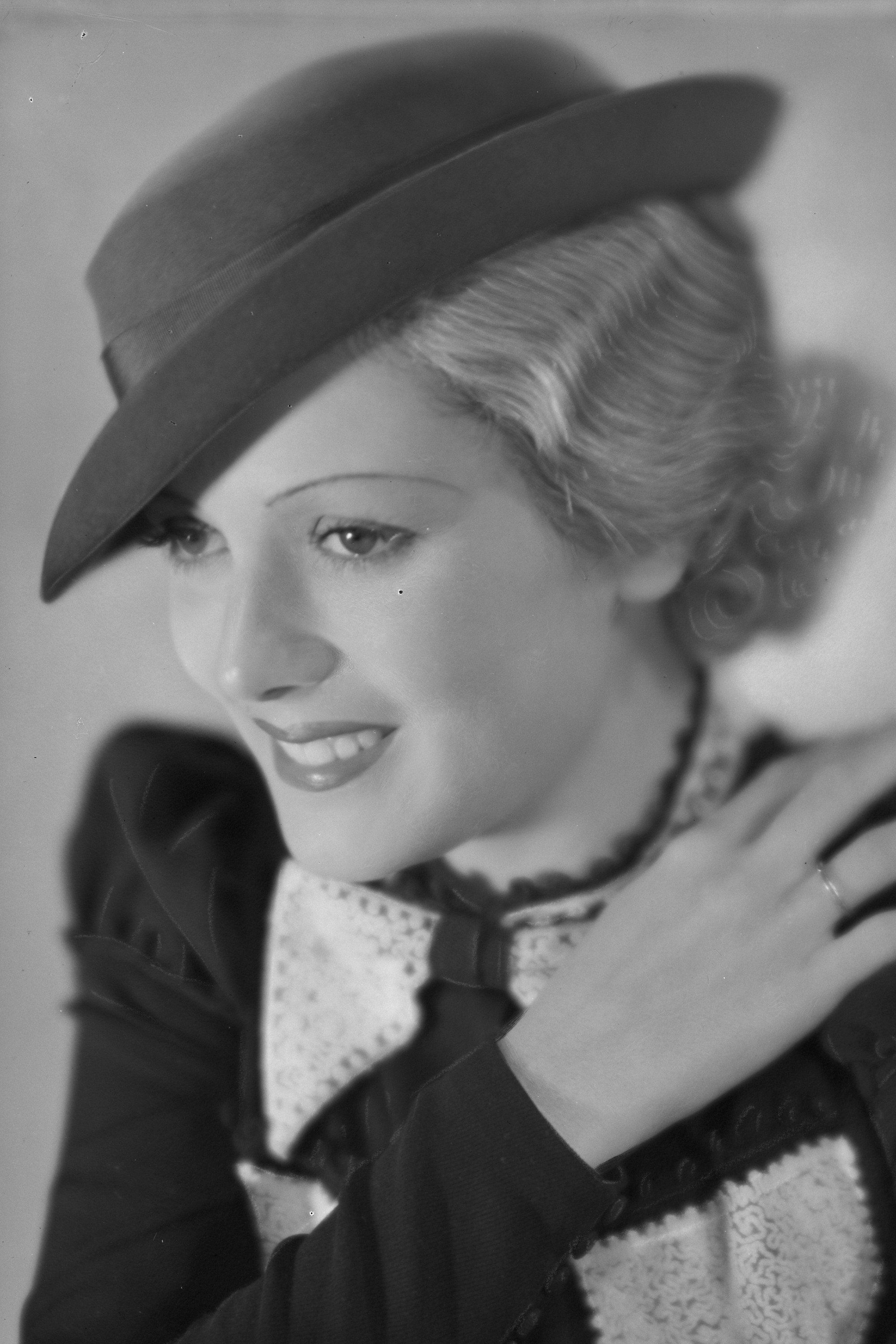 Dolly Mollinger as Loes in The Crosspatch