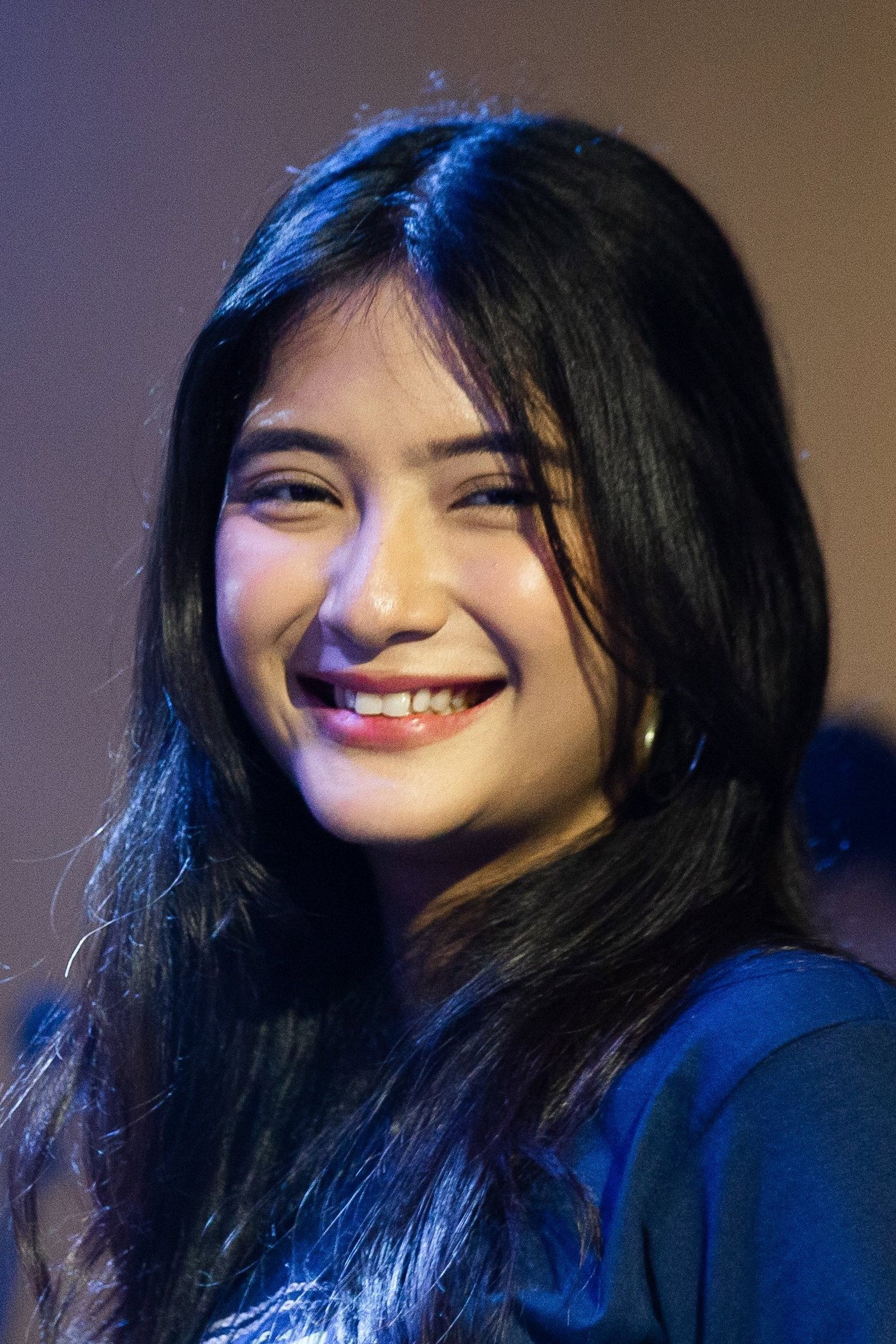 Jinan Safa as Momo in October Rhapsody