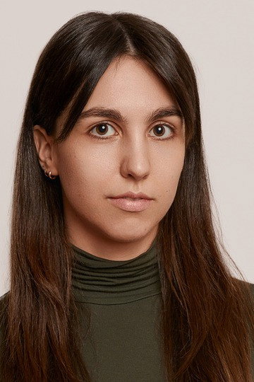 Julia Glisic as Lynn in Värd Vartenda Öre