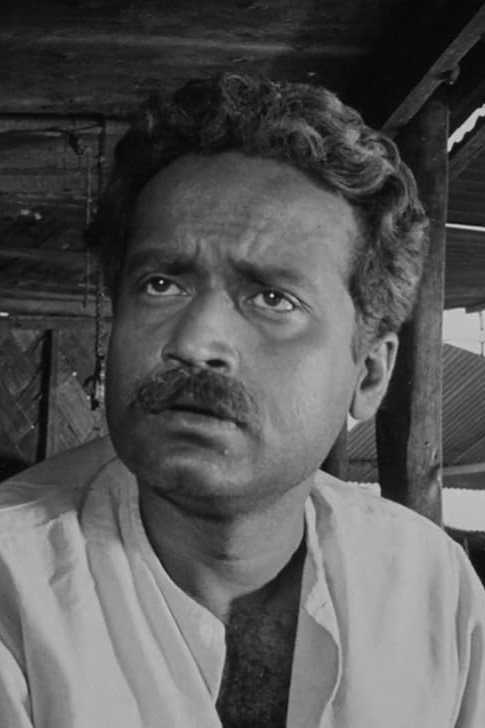 Gyanesh Mukherjee as Phonibhushan (Phoni Babu) in Up in the Clouds