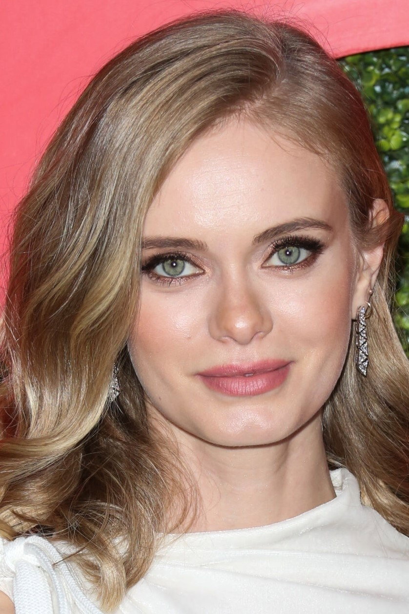 Sara Paxton as Raina Marinelli in The Beautiful Life: TBL
