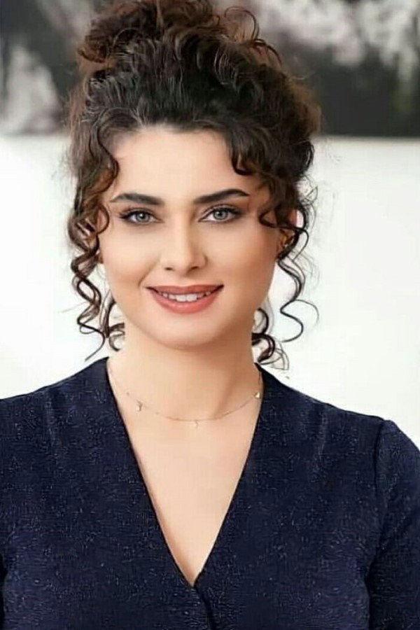 Yagmur Sahbazova as Narin in The Promise
